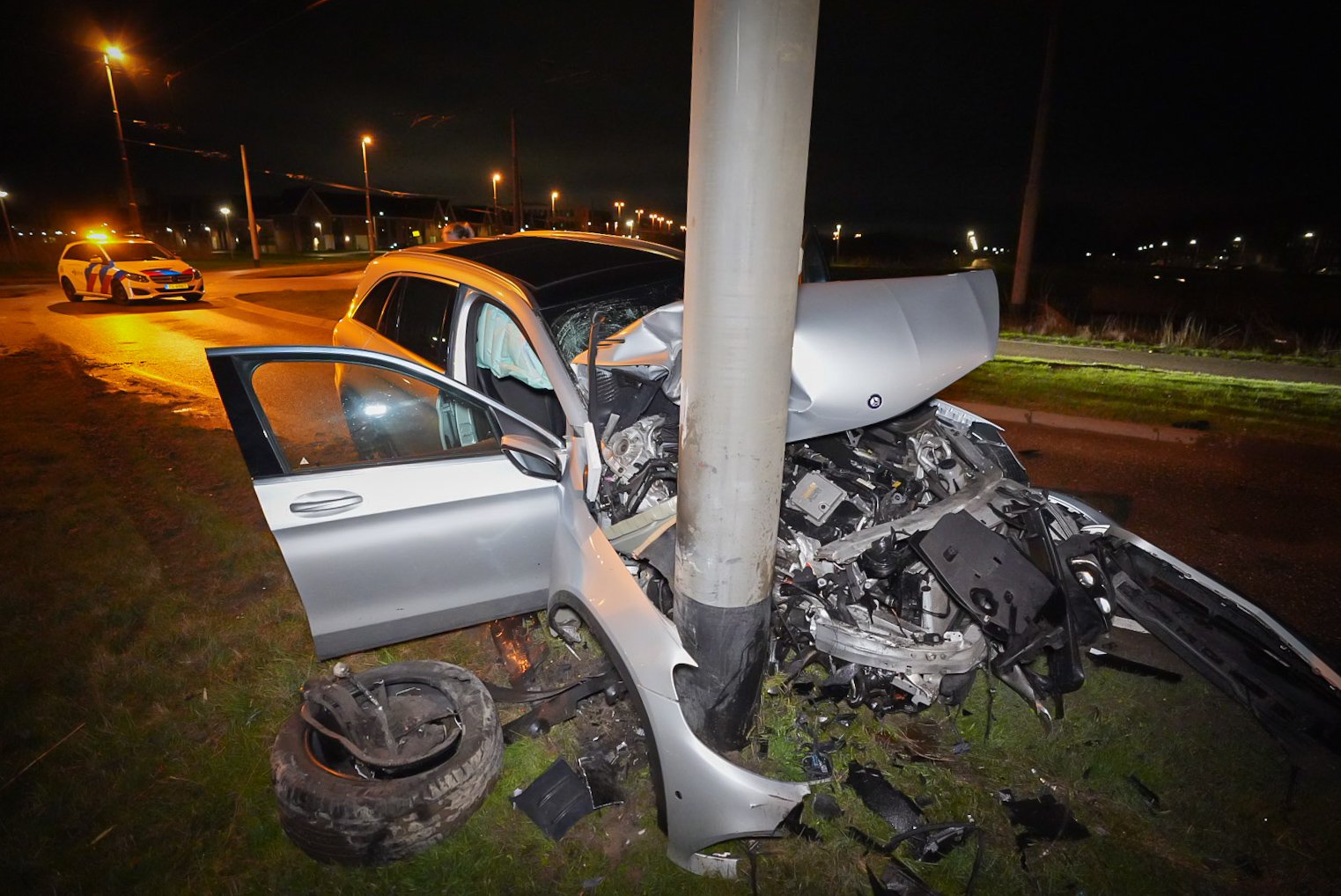 Bestuurder rijdt auto in puin en slaat op de vlucht in Arnhem