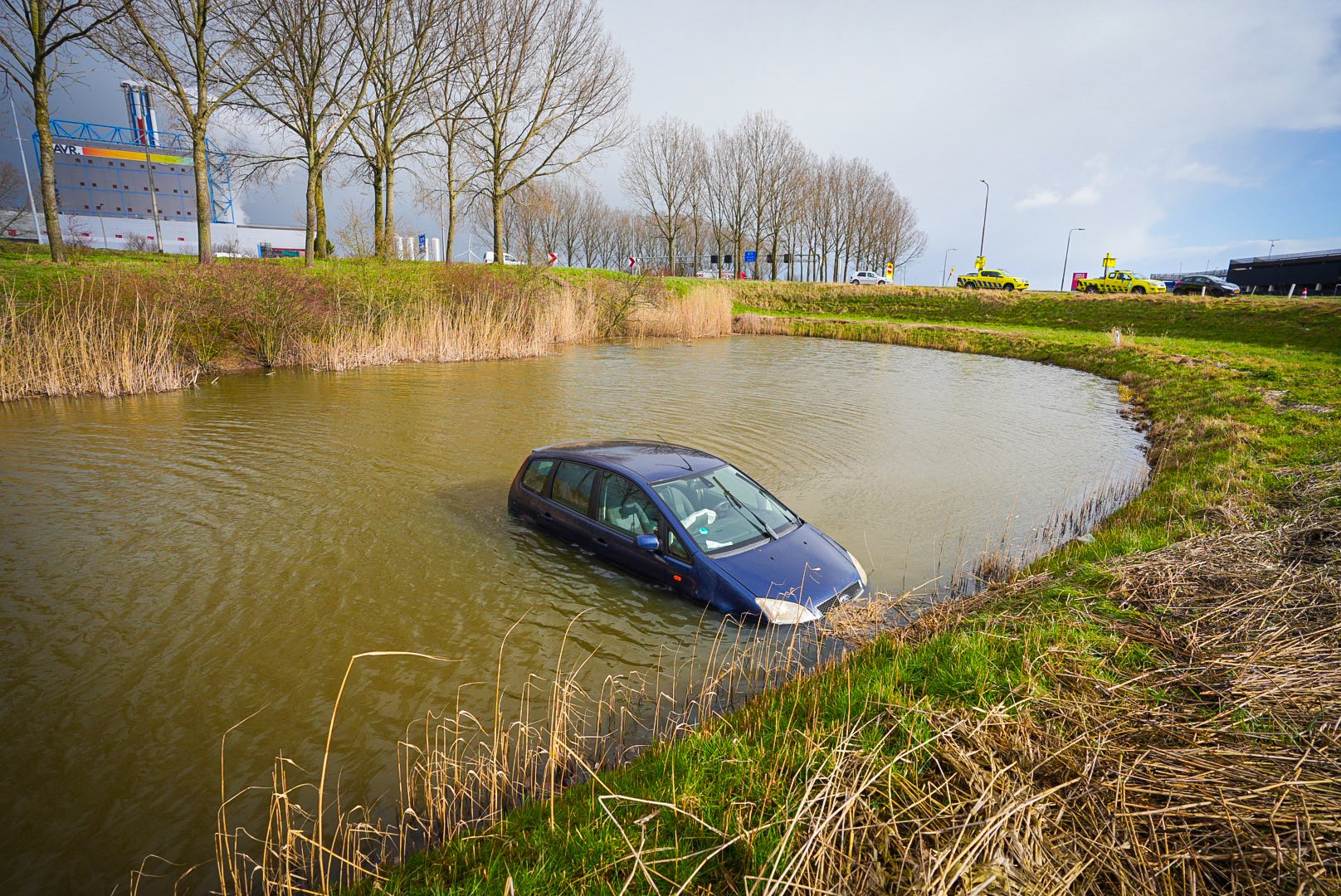Automobilist belandt in vijver bij A12 Duiven