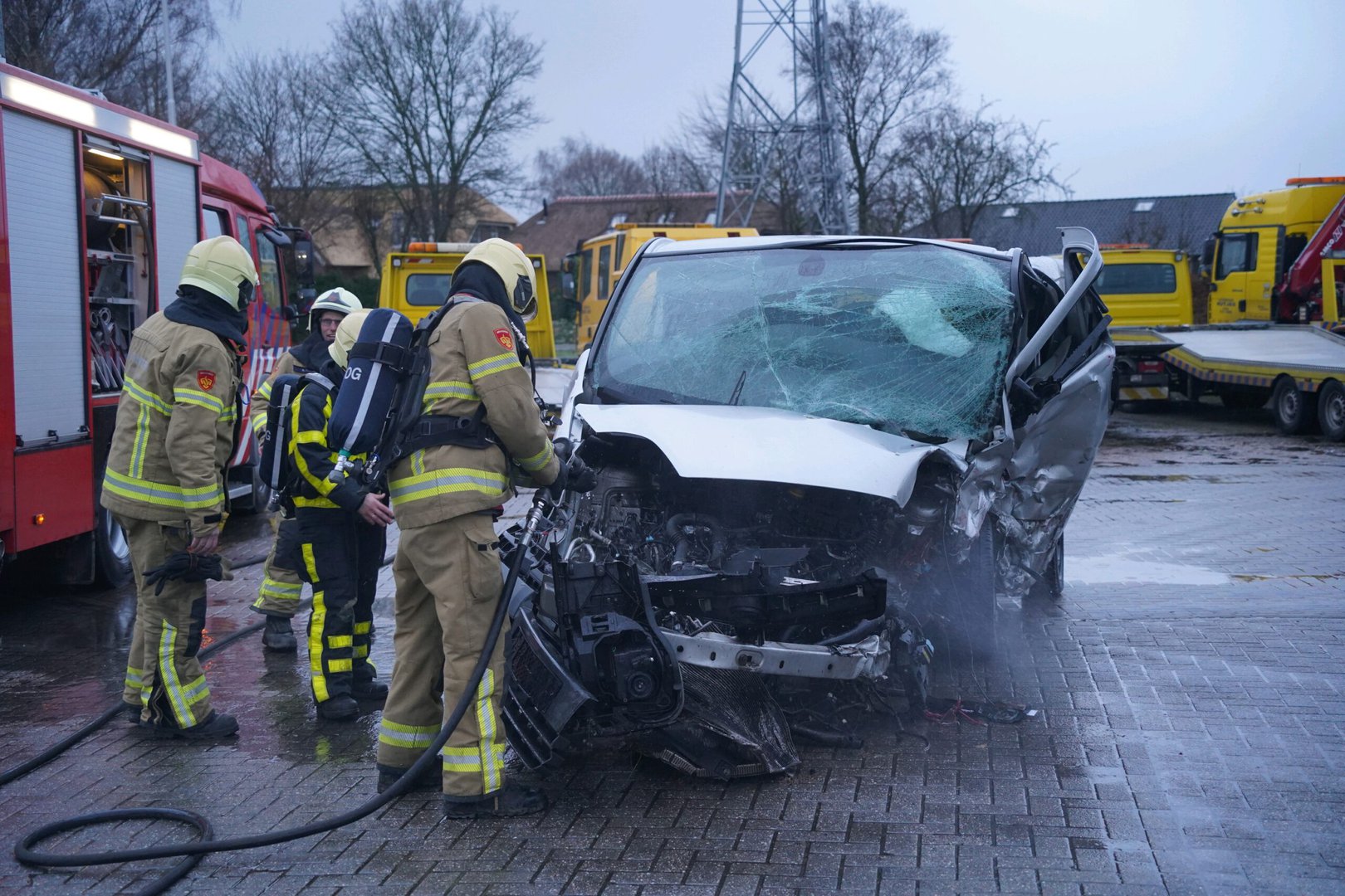 Bestelbus begint te roken tijdens berging na dodelijk ongeval