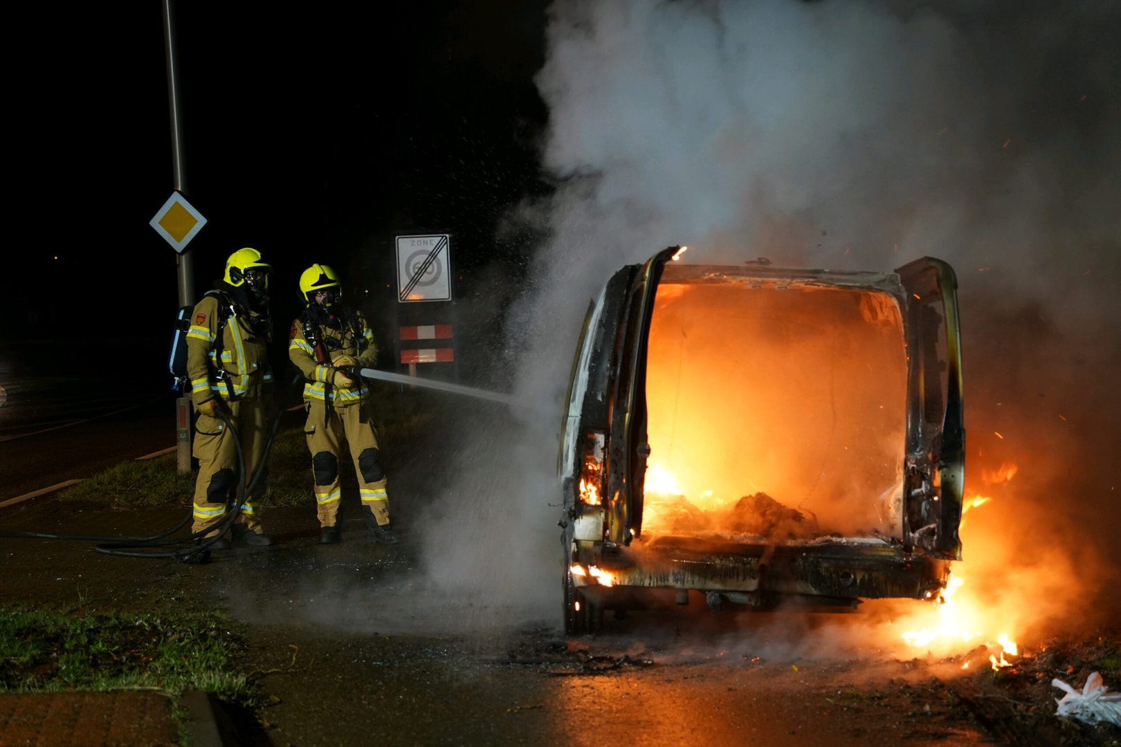 Rook uit dashboardkastje: Bestelbusje brandt volledig uit