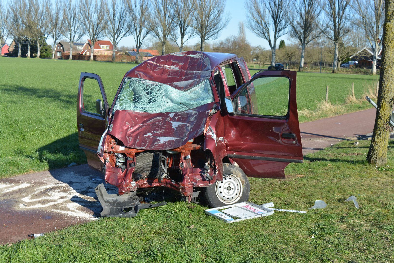 Automobilist crasht tegen bushokje, traumahelikopter ingezet