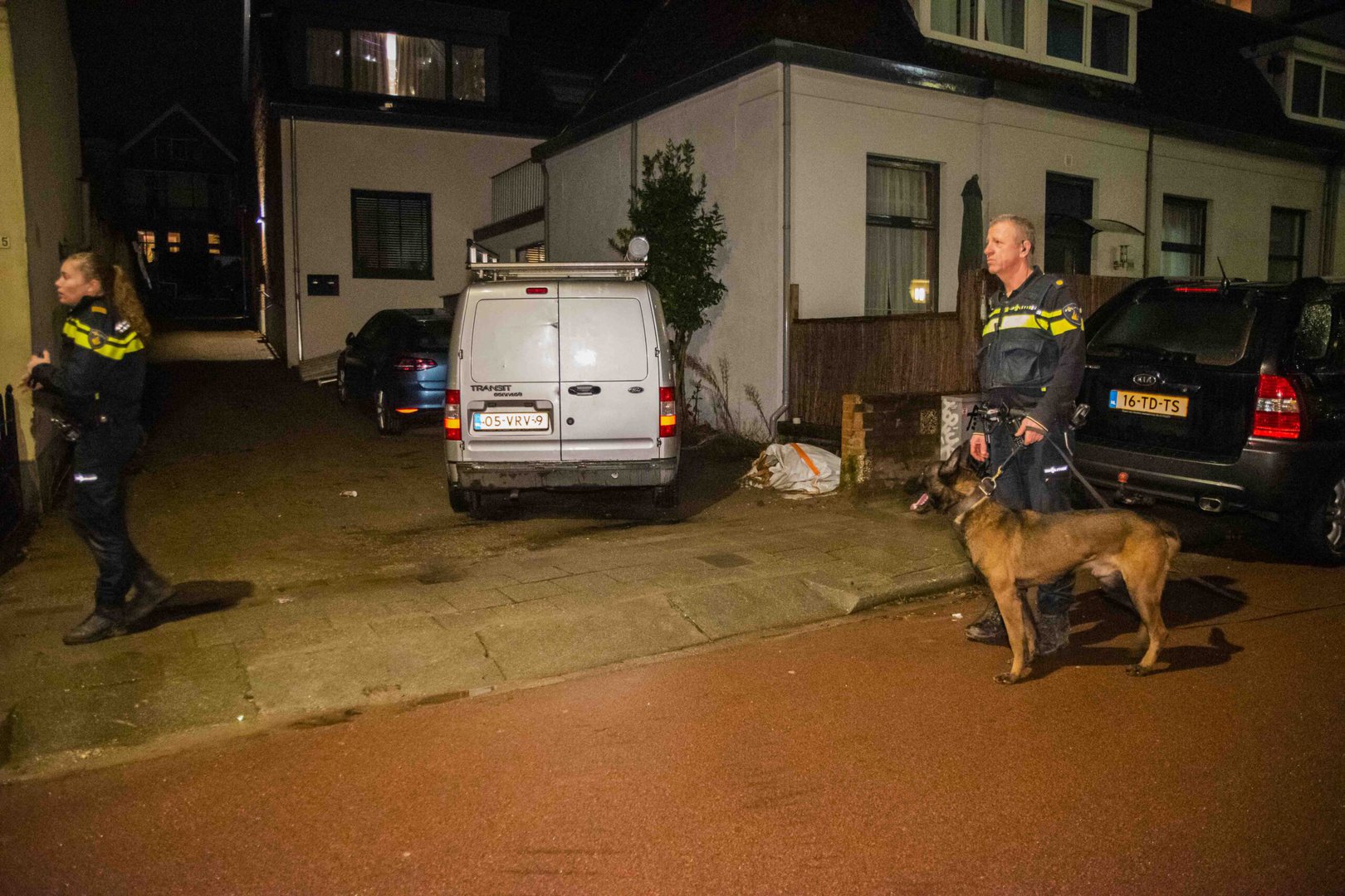 Zoekactie met politiehond naar inbreker in Arnhem