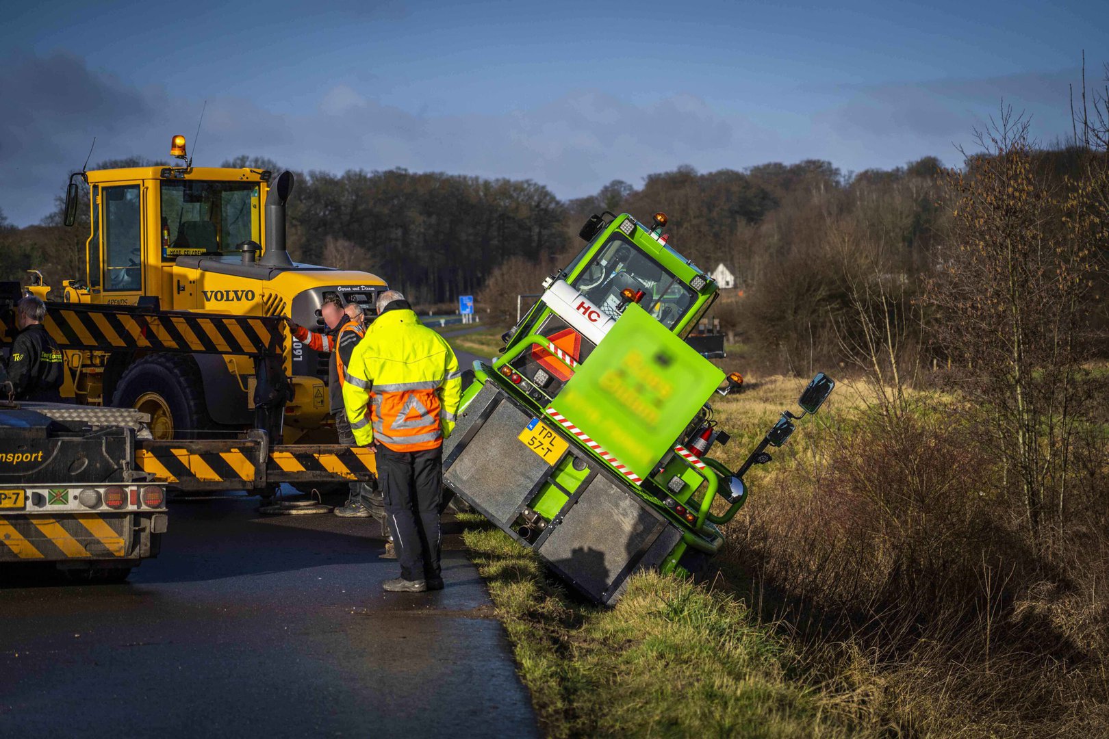 Verreiker zakt in berm en kantelt bijna in Ellecom