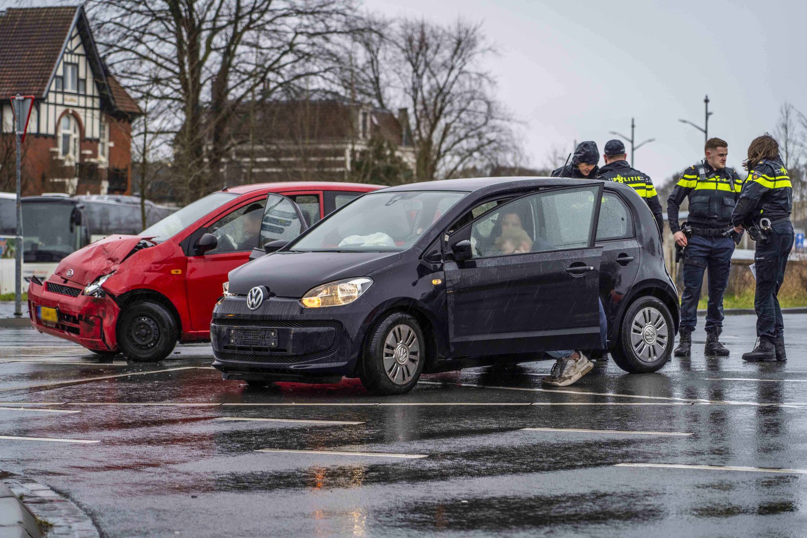 Twee auto’s total loss na aanrijding in Dieren