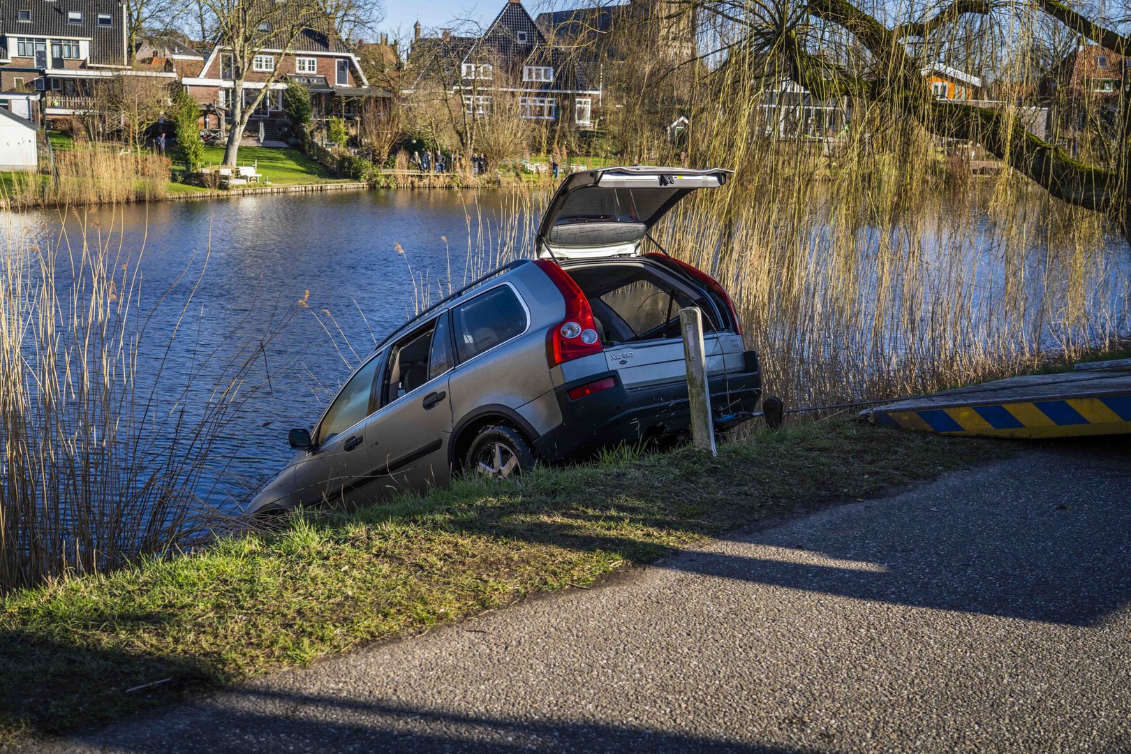 Auto door duiker en berger uit het water gehaald in Doesburg