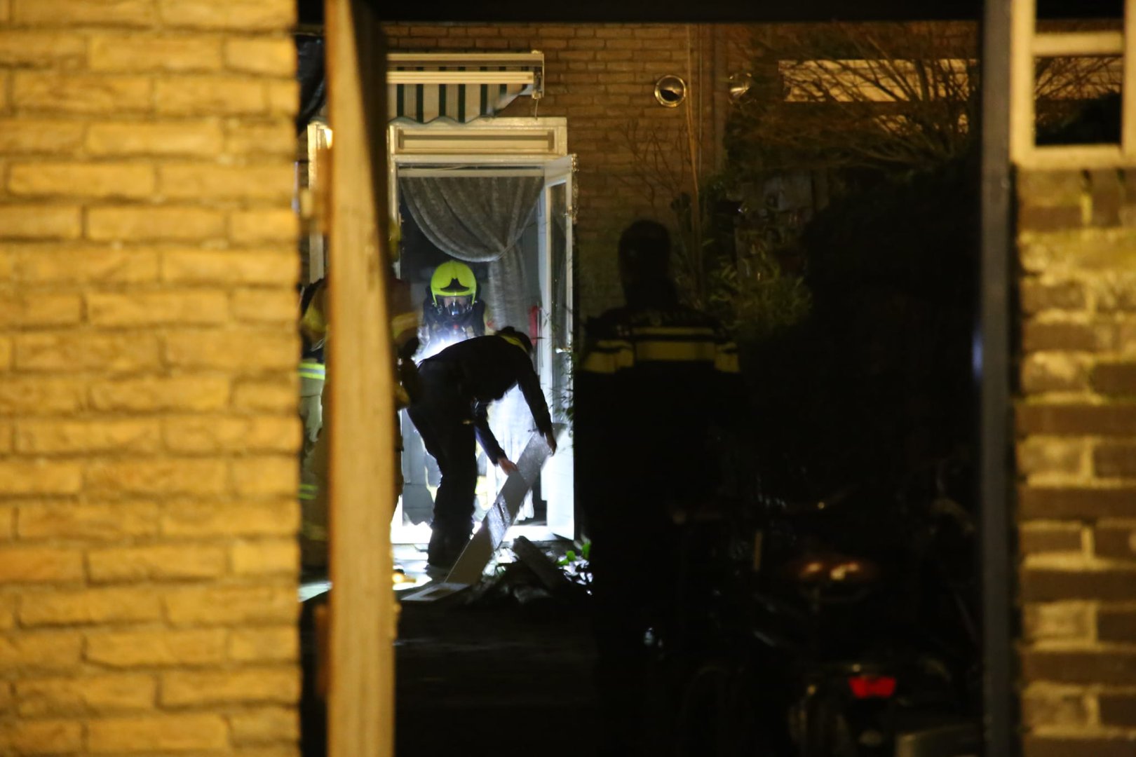 Brandweer redt vogel bij woningbrand in Arnhem