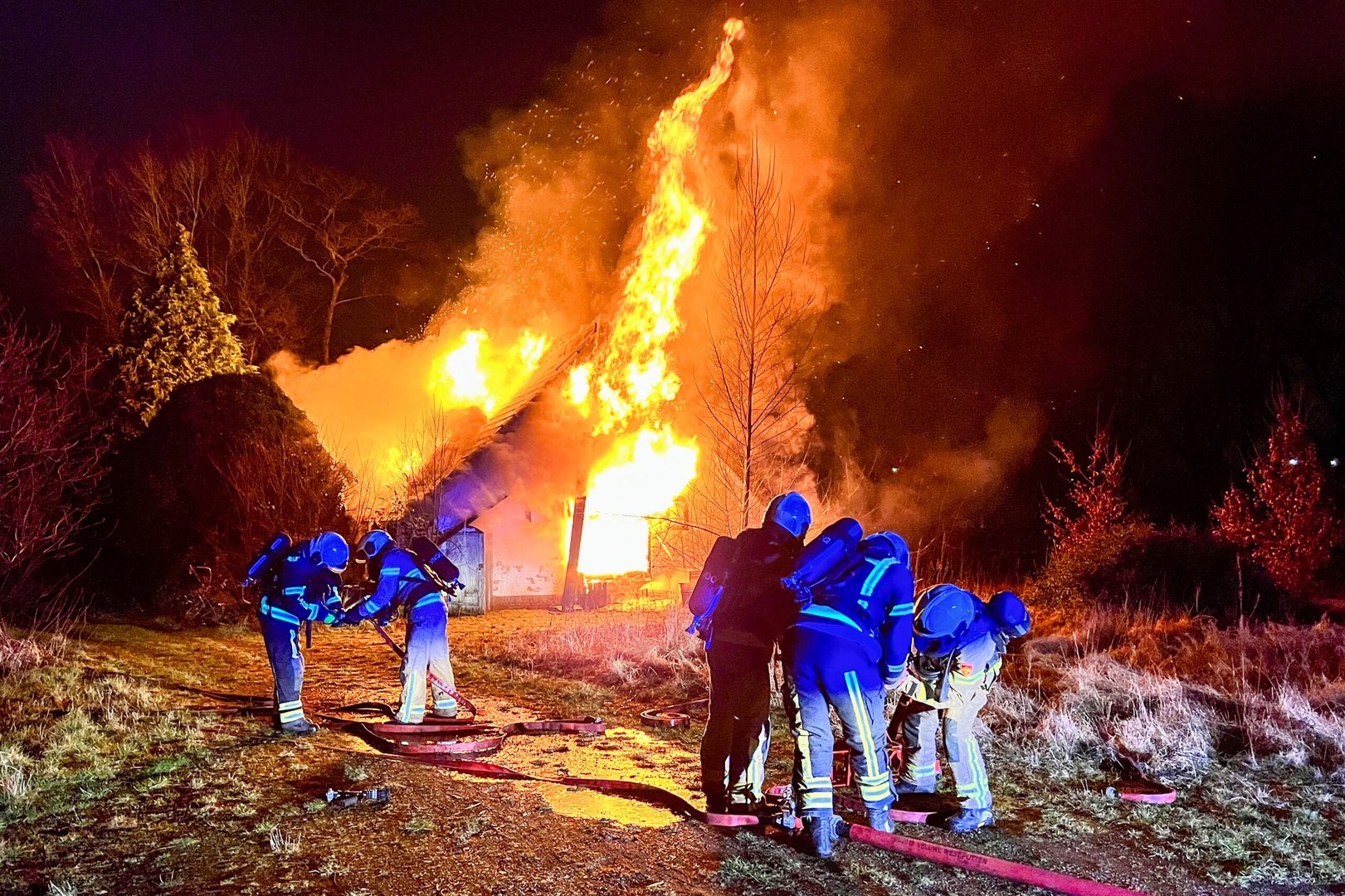VIDEO: Grote uitslaande brand in boerderij: Pand verloren