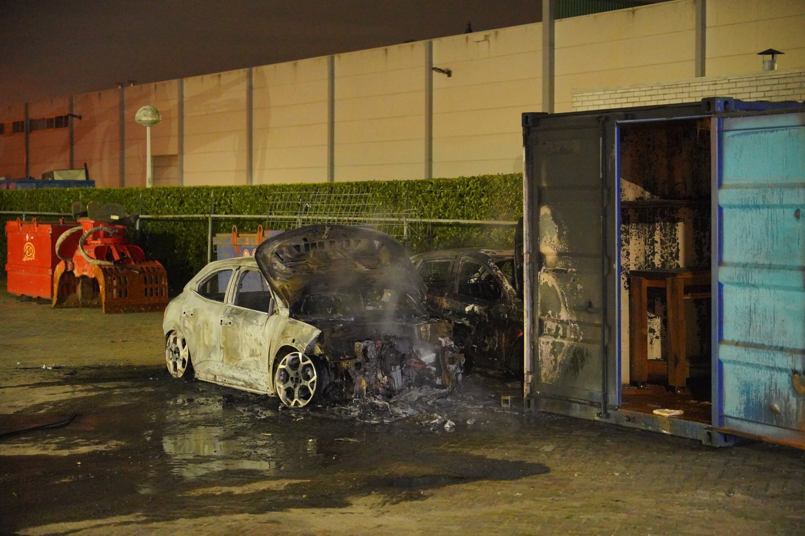 Twee auto’s uitgebrand op industrieterrein in Druten