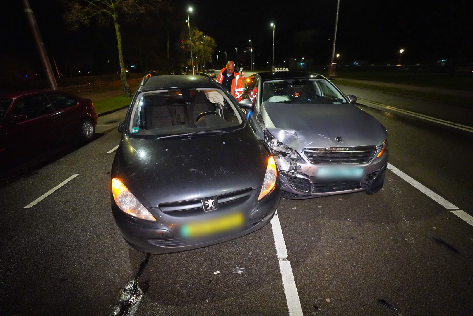 Automobilist verlaat parkeervak en ramt taxi