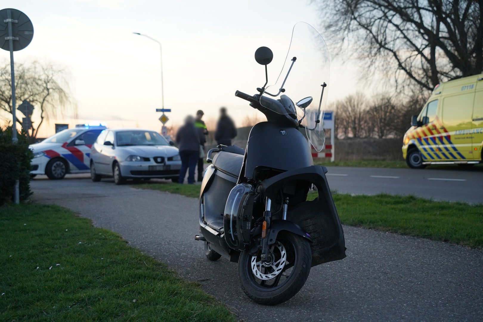 Scooterrijder belandt op voorruit van auto en raakt gewond