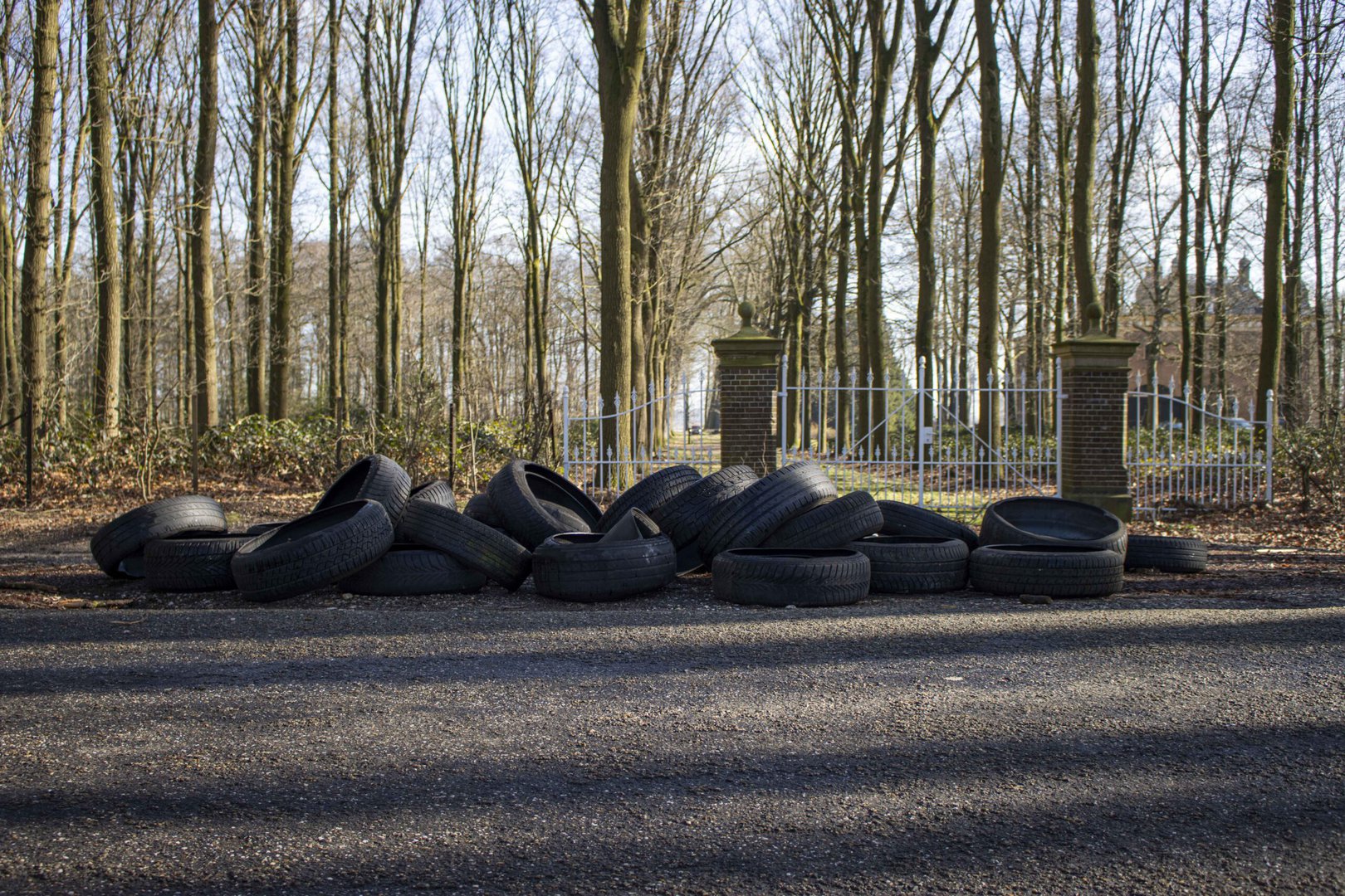 Tientallen autobanden gedumpt op Biljoen in Velp