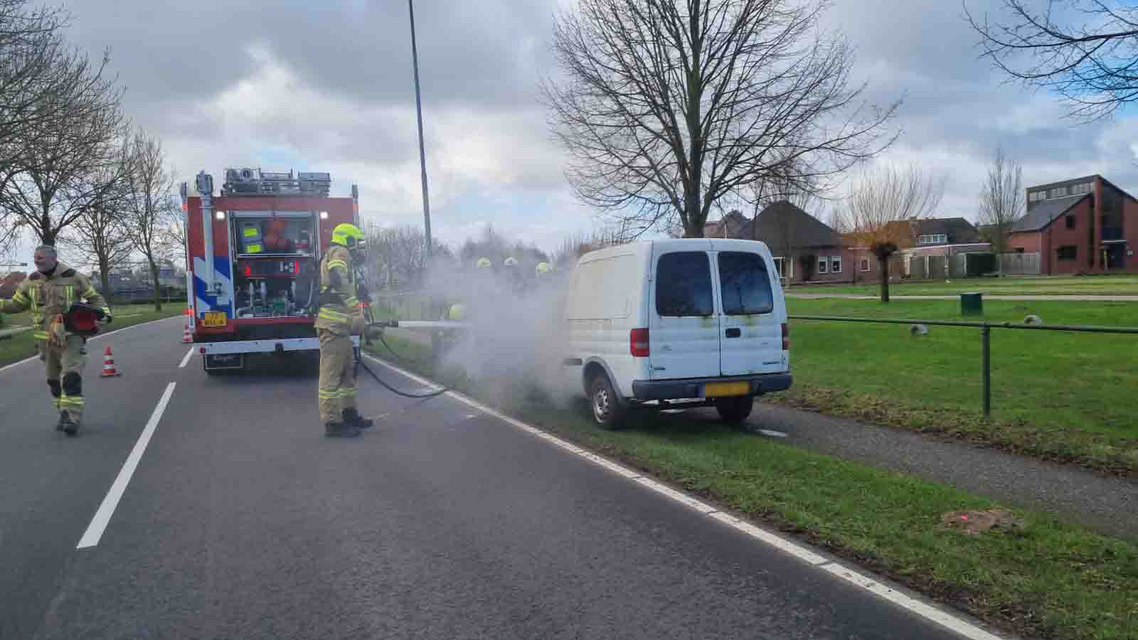 Auto vliegt in brand tijdens het rijden in Tolkamer