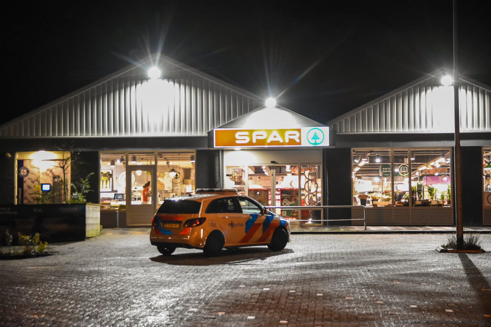 Politie zoekt overvaller van circa 18 jaar oud