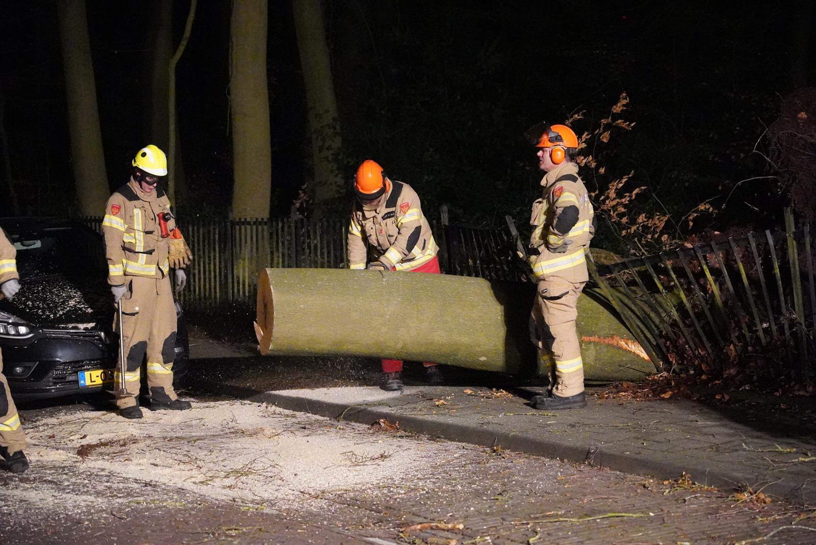 Brandweer ook dag na storm Eunice druk met schades
