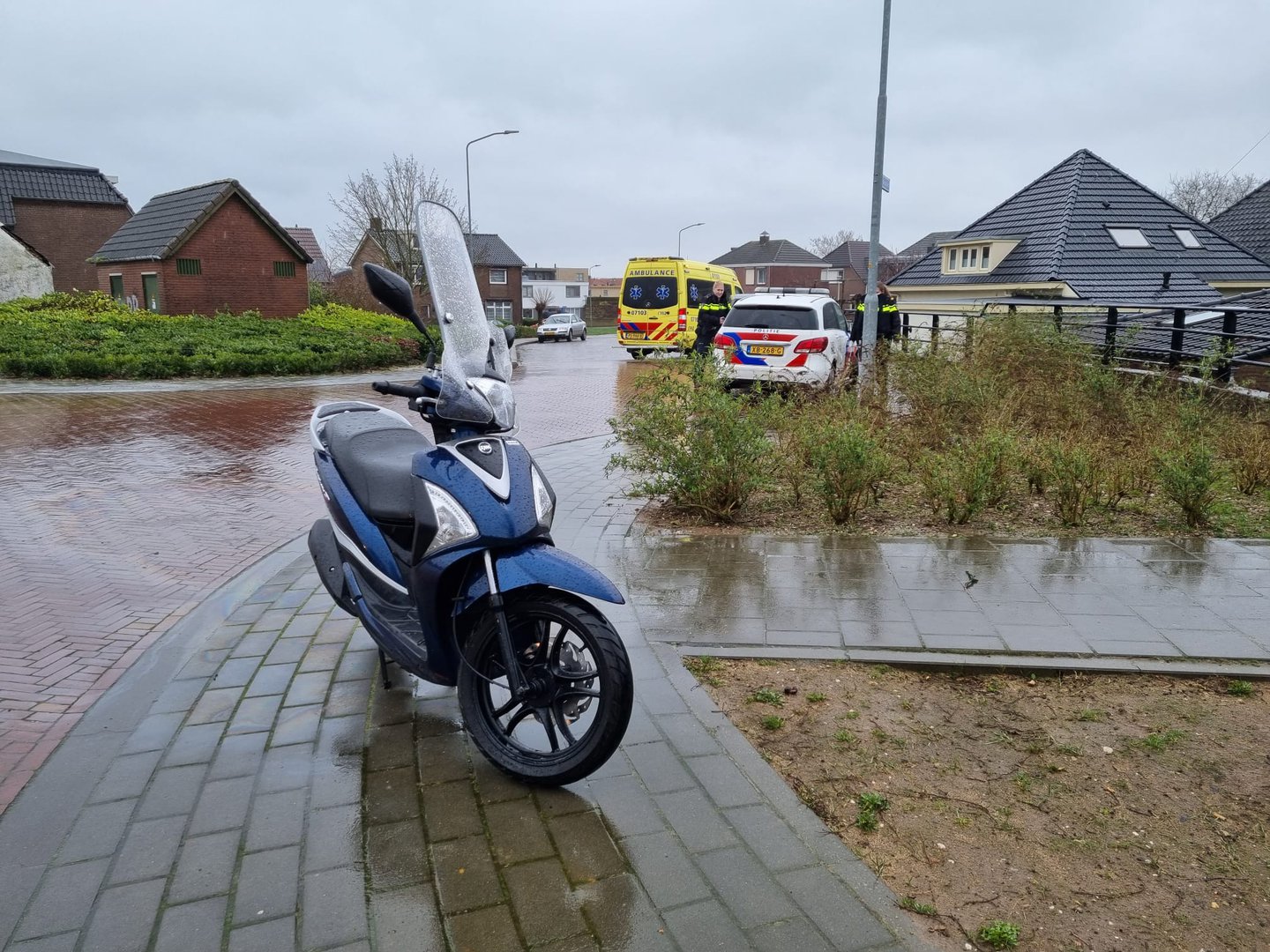 Scooterrijder naar het ziekenhuis na aanrijding