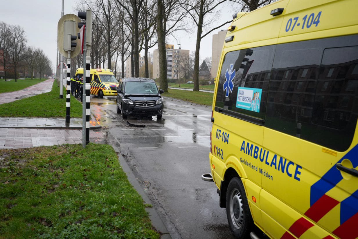 Gewonde bij kop-staart aanrijding in Arnhem