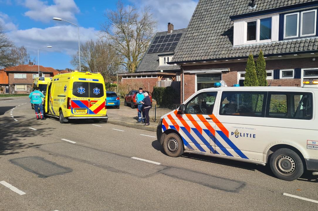 Man zwaargewond na val van dak in Rheden