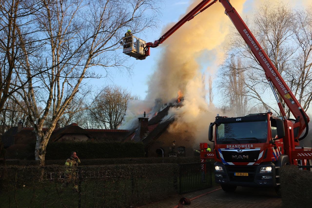 Grote uitslaande brand in woning met rietendak