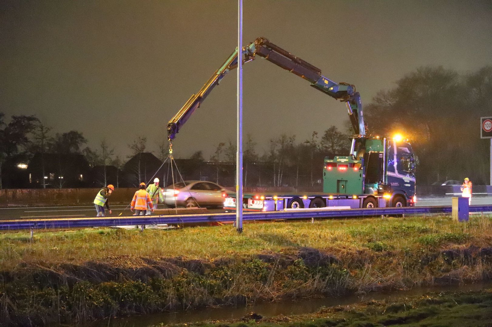 Dakkapel valt van vrachtwagen op de A12