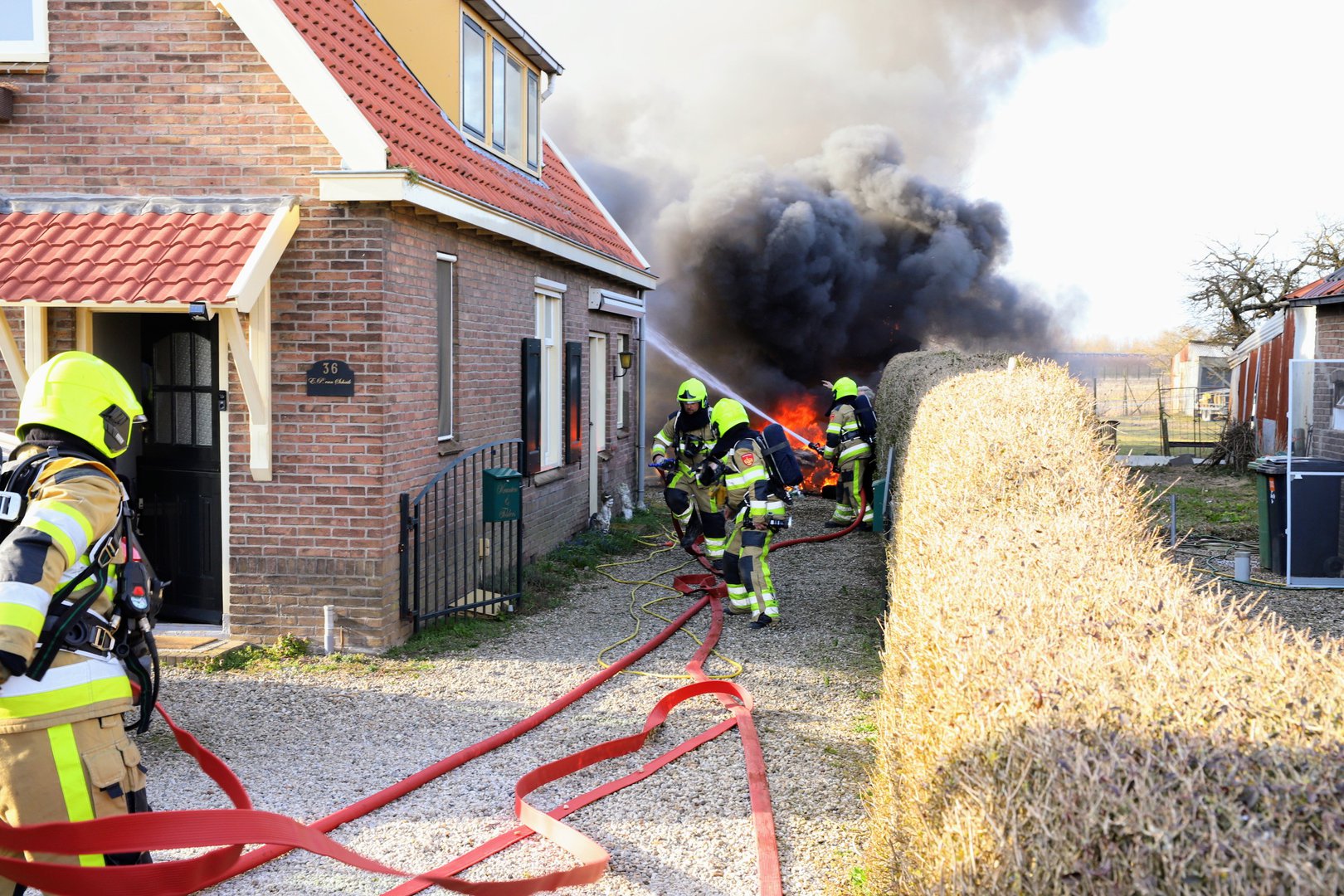 Caravan brandt volledig af, naastgelegen schuur loopt schade op