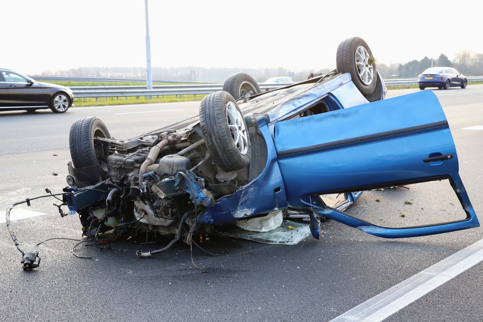 Auto op de kop A2 Culemborg, veel vertraging