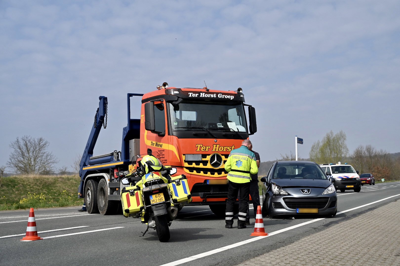 Vrachtwagenchauffeur ziet auto over het hoofd bij op- en afrit A348