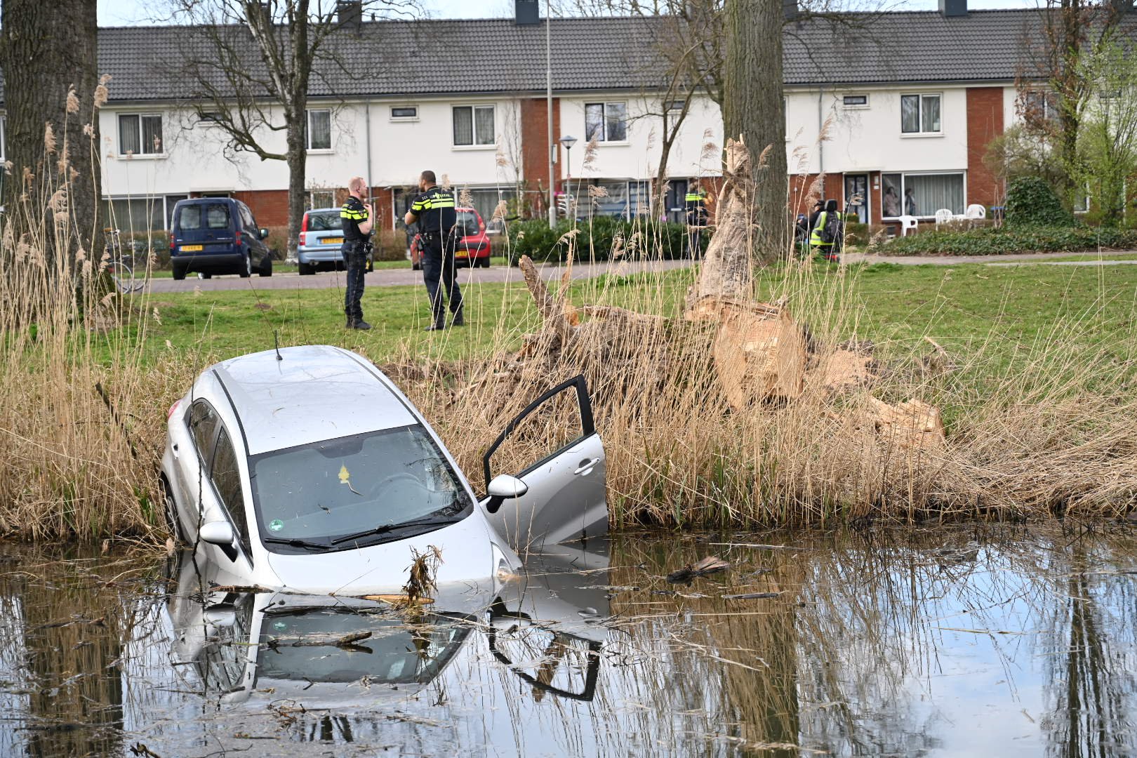 Auto belandt in Arnhemse sloot, bestuurder spoorloos