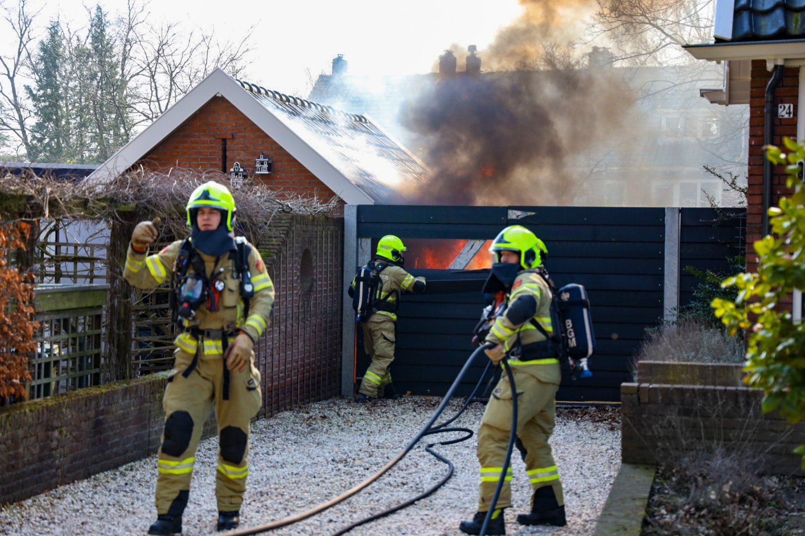 Schuurbrand achter woning in Arnhem