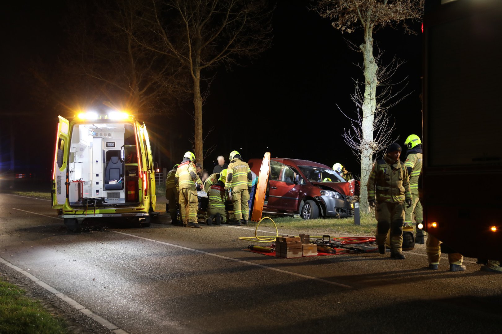Caddy rijdt frontaal tegen boom: twee gewonden