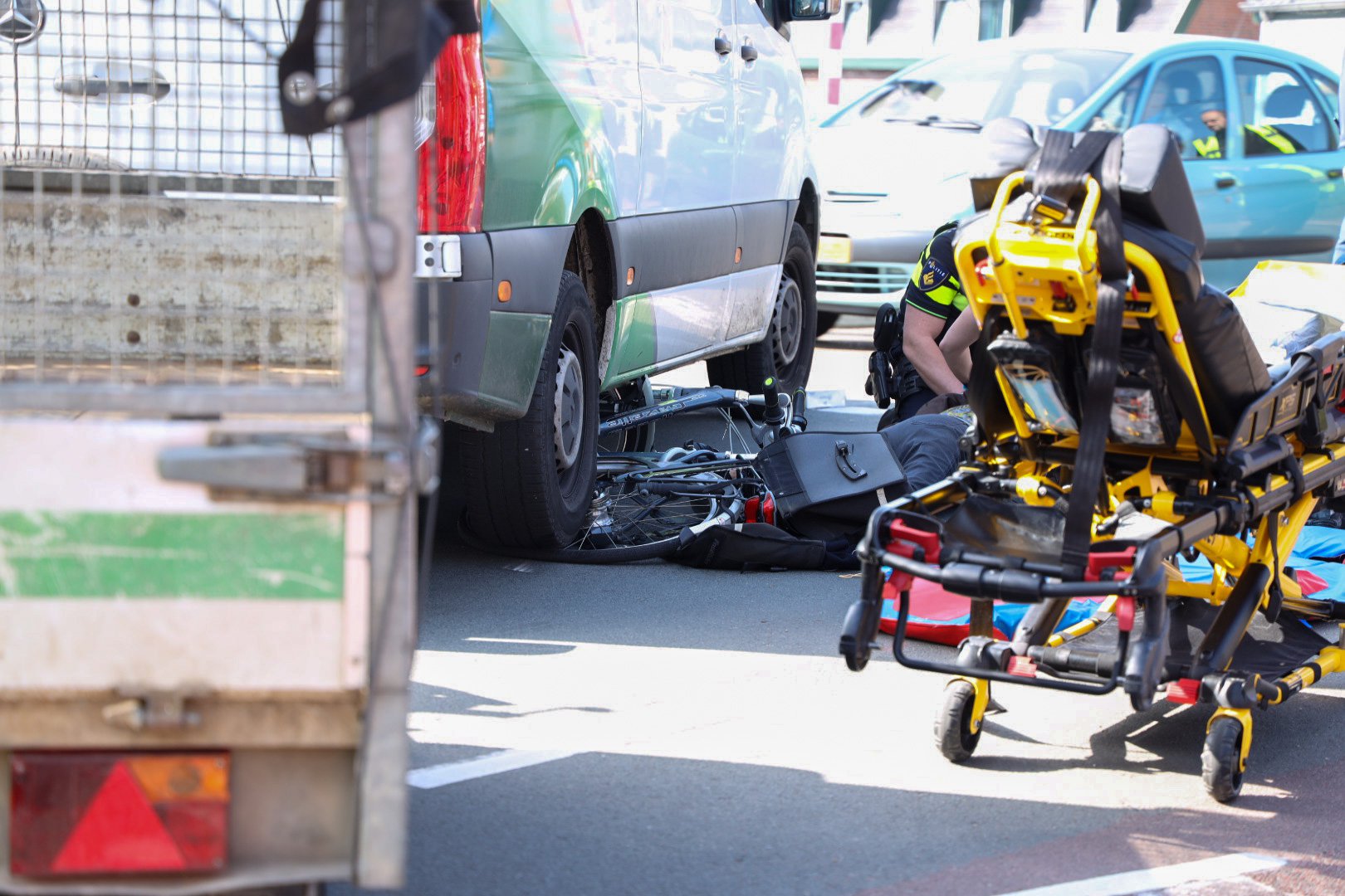 Fiets klem onder bestelbus na aanrijding in Velp, vrouw gewond
