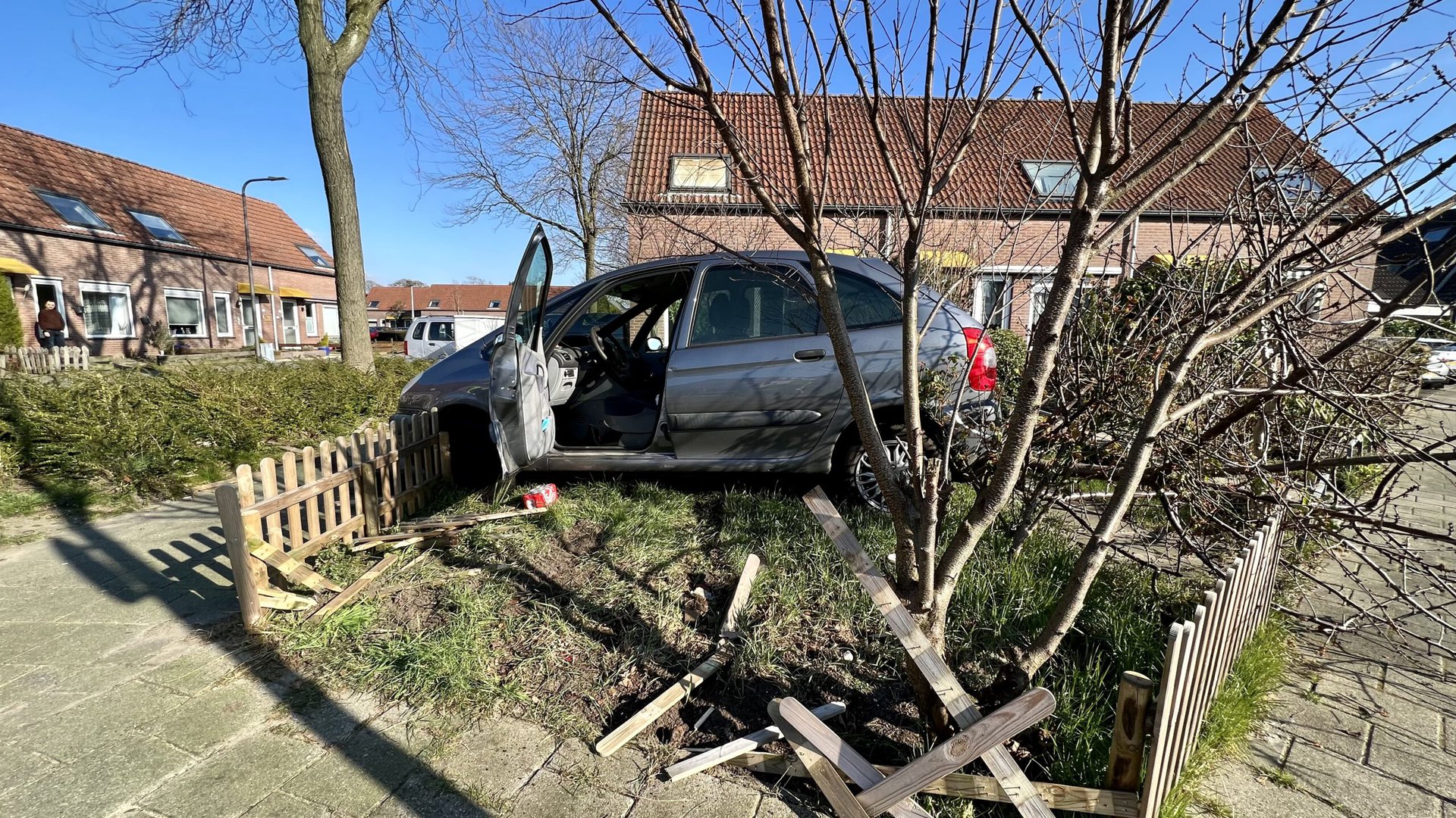 Auto belandt in voortuin na wilde rit in Velp