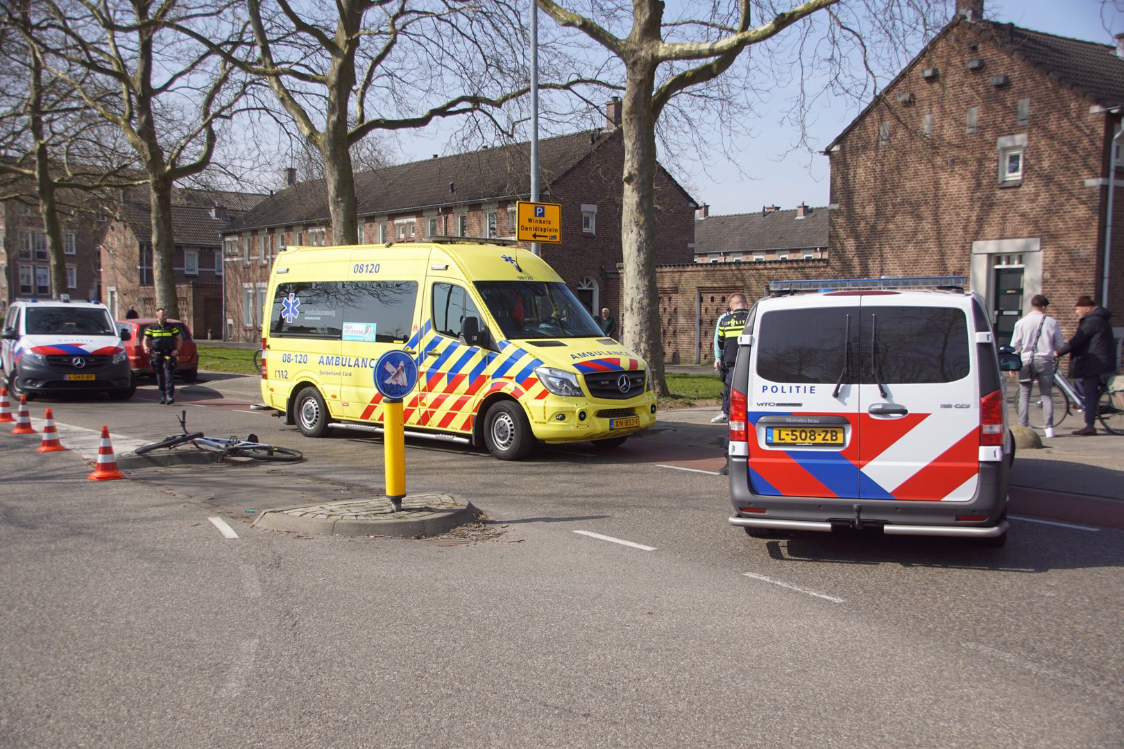 Flinke hoofdwond voor fietser die ten val komt na ongeval Nijmegen