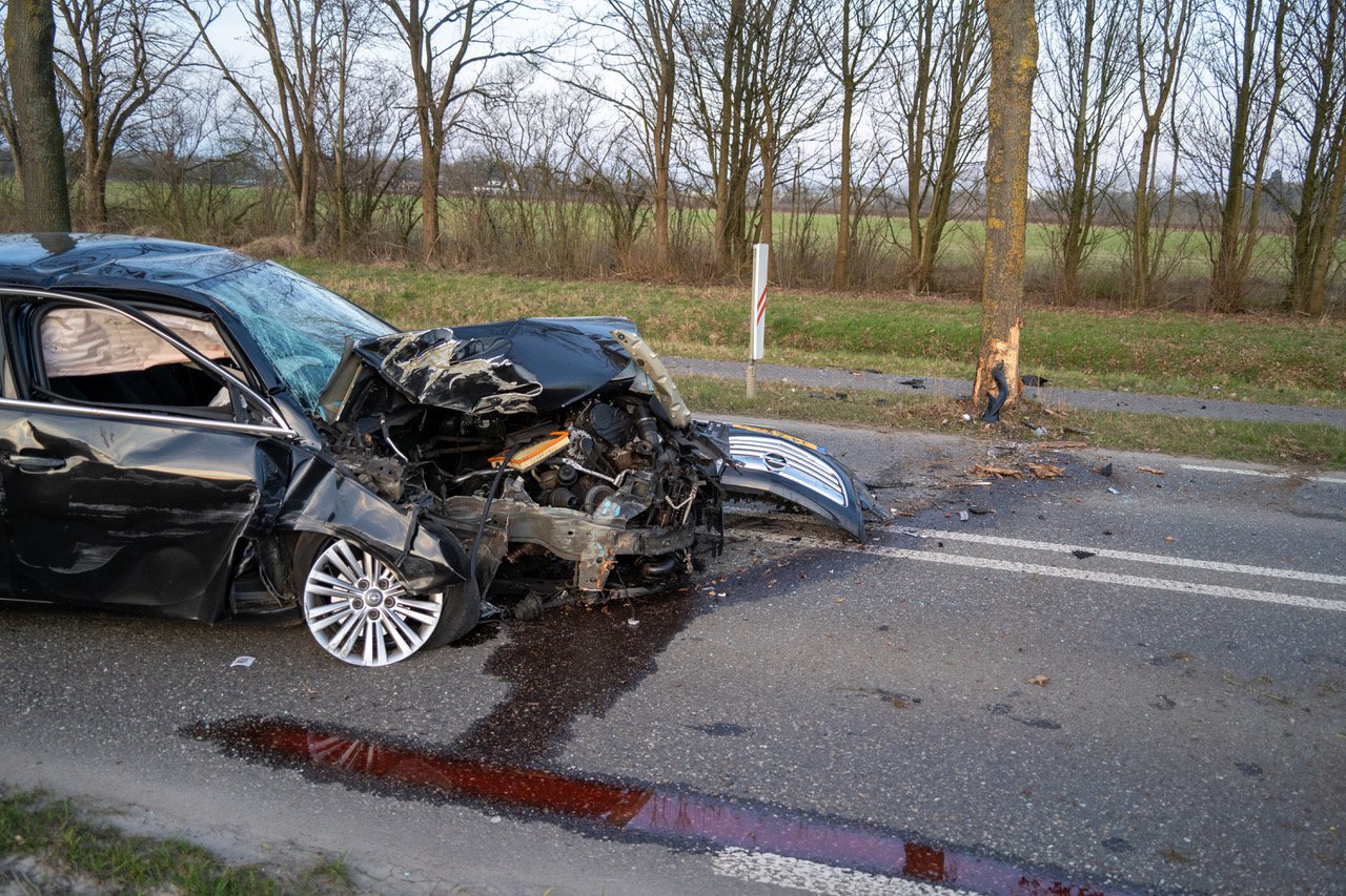 Automobilist crasht tegen boom in Zevenaar