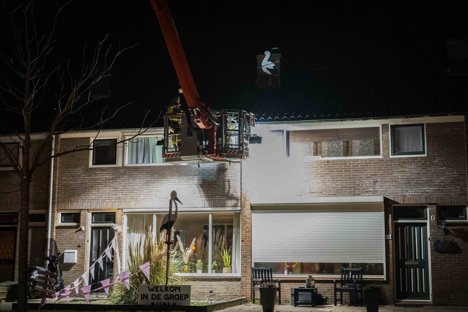Speciale uitruk: Brandweer Dieren laat ooievaar landen bij vrijwilliger thuis