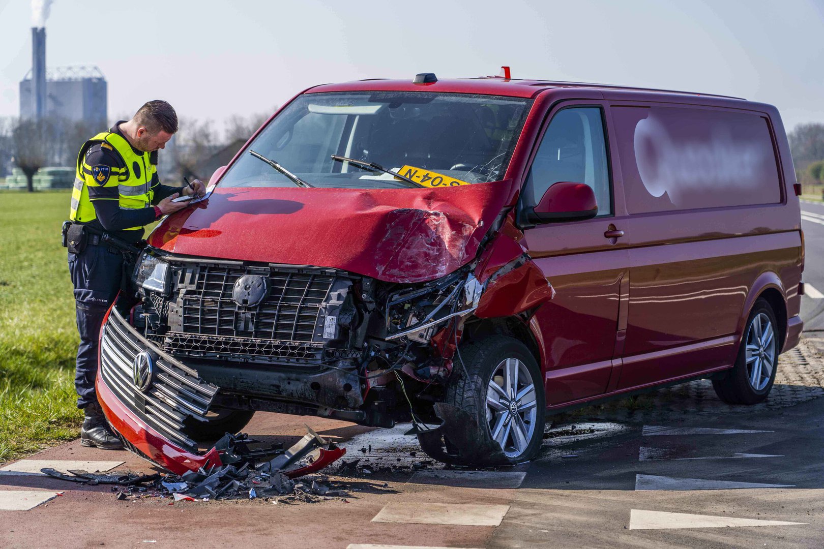 Busjes klappen op elkaar en raken total loss in Lathum