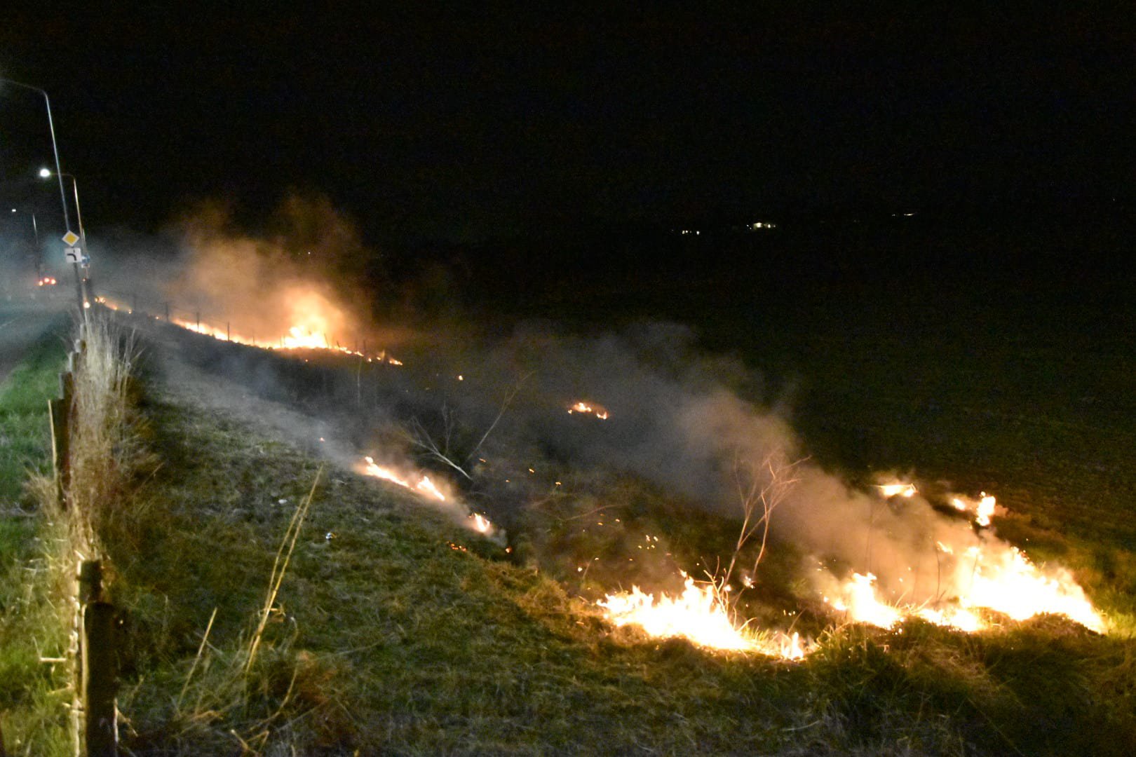 Bermbranden bij de dijk in Lobith