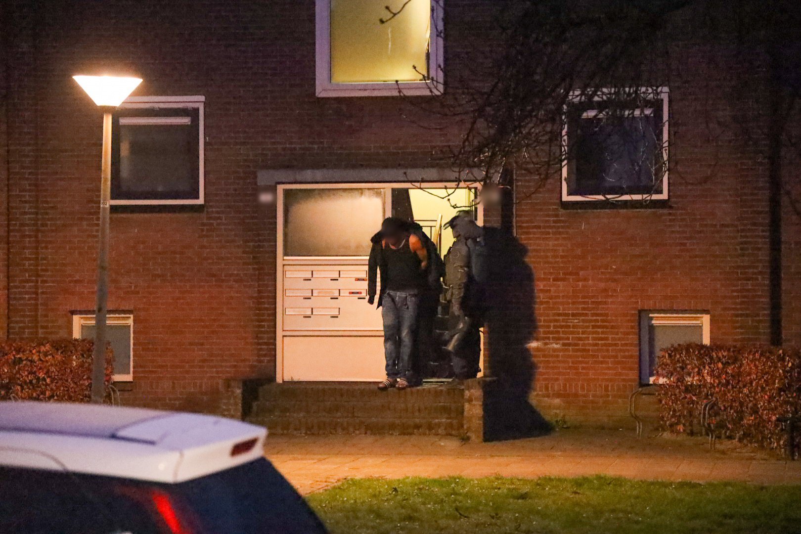 Vuurwapen, drugs en ‘aanzienlijk’ geldbedrag aangetroffen bij inval