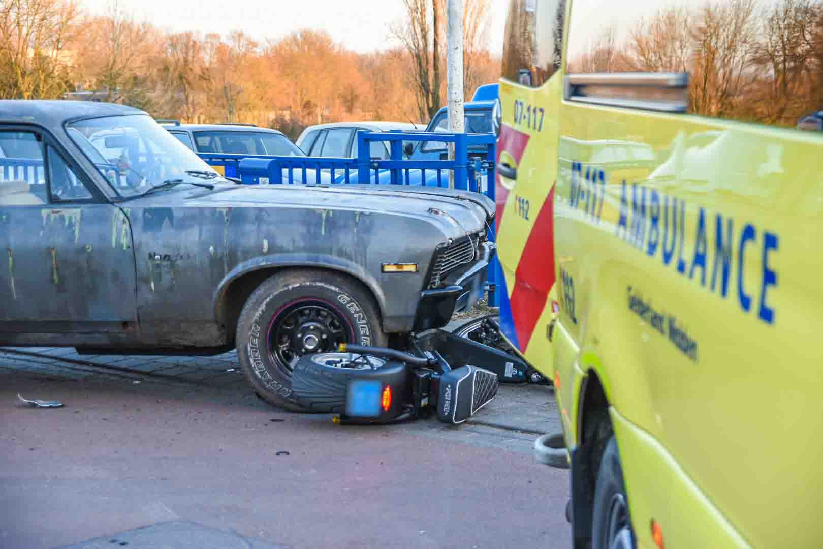 Gewonde bij flink ongeval tussen snorscooter en auto in Oosterbeek
