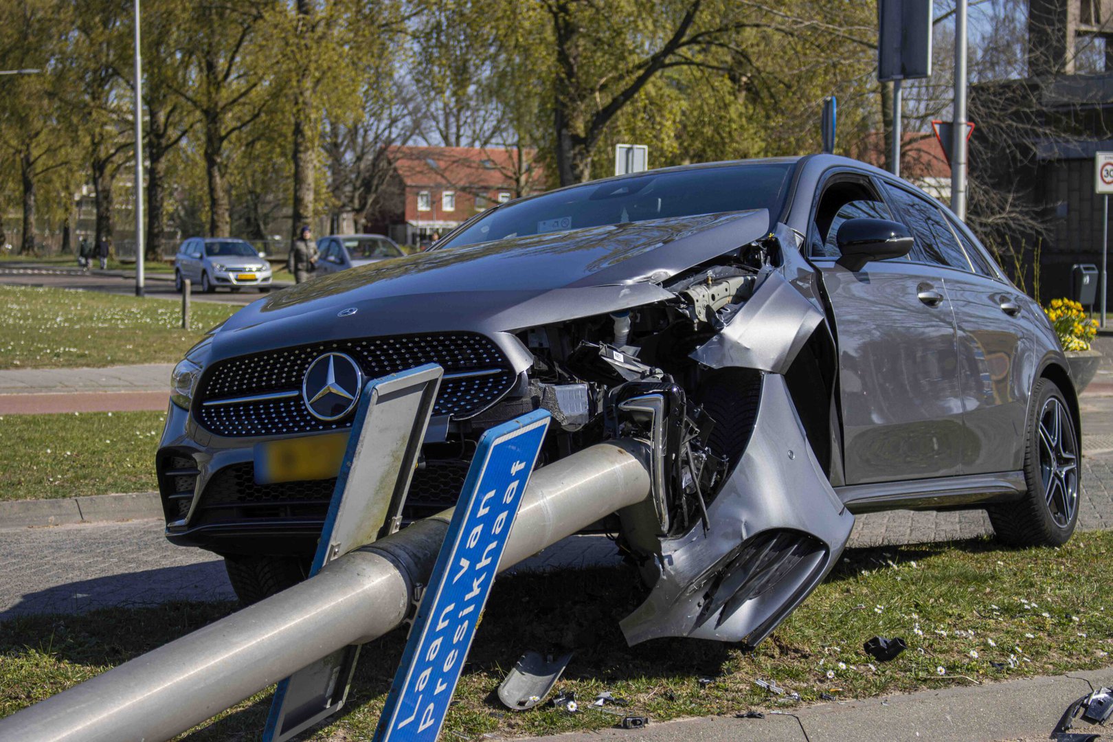 Auto belandt op lichtmast na eenzijdig ongeval in Arnhem