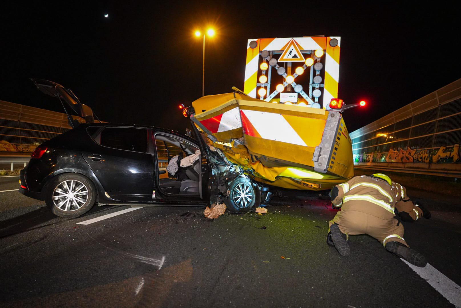 Auto botst achterop pijlwagen A12 bij Arnhem