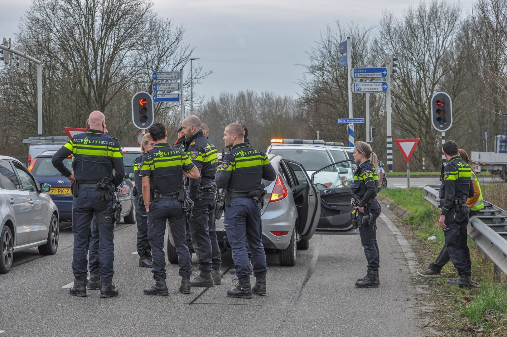 Politie rijdt gestolen voertuig klem bovenop A325