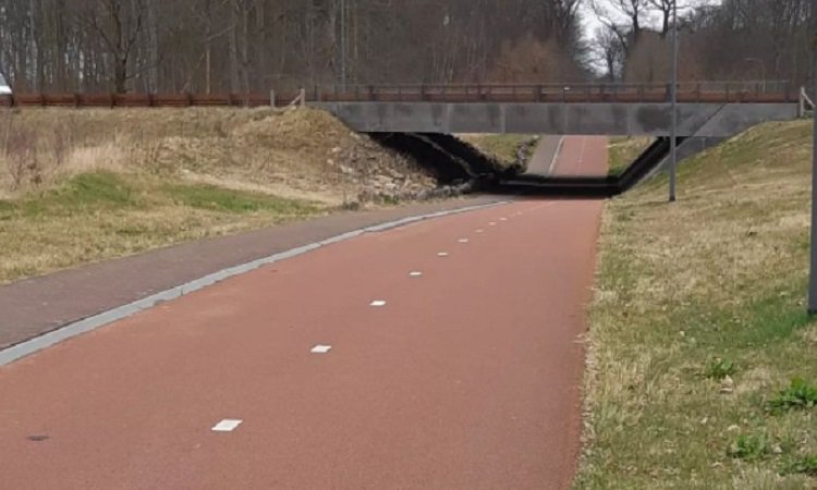 Potloodventer in fietstunnel tussen Dieren en Ellecom