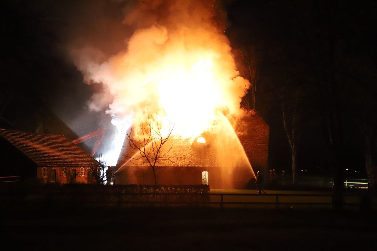 Dak van woonboerderij in lichterlaaie in Putten