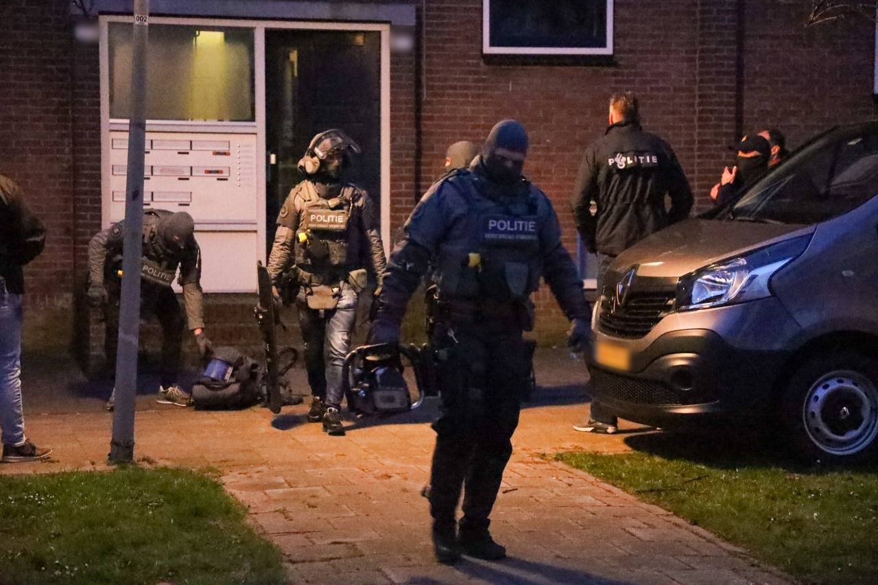 Arrestatieteam valt woning binnen vanwege gijzeling: één aanhouding