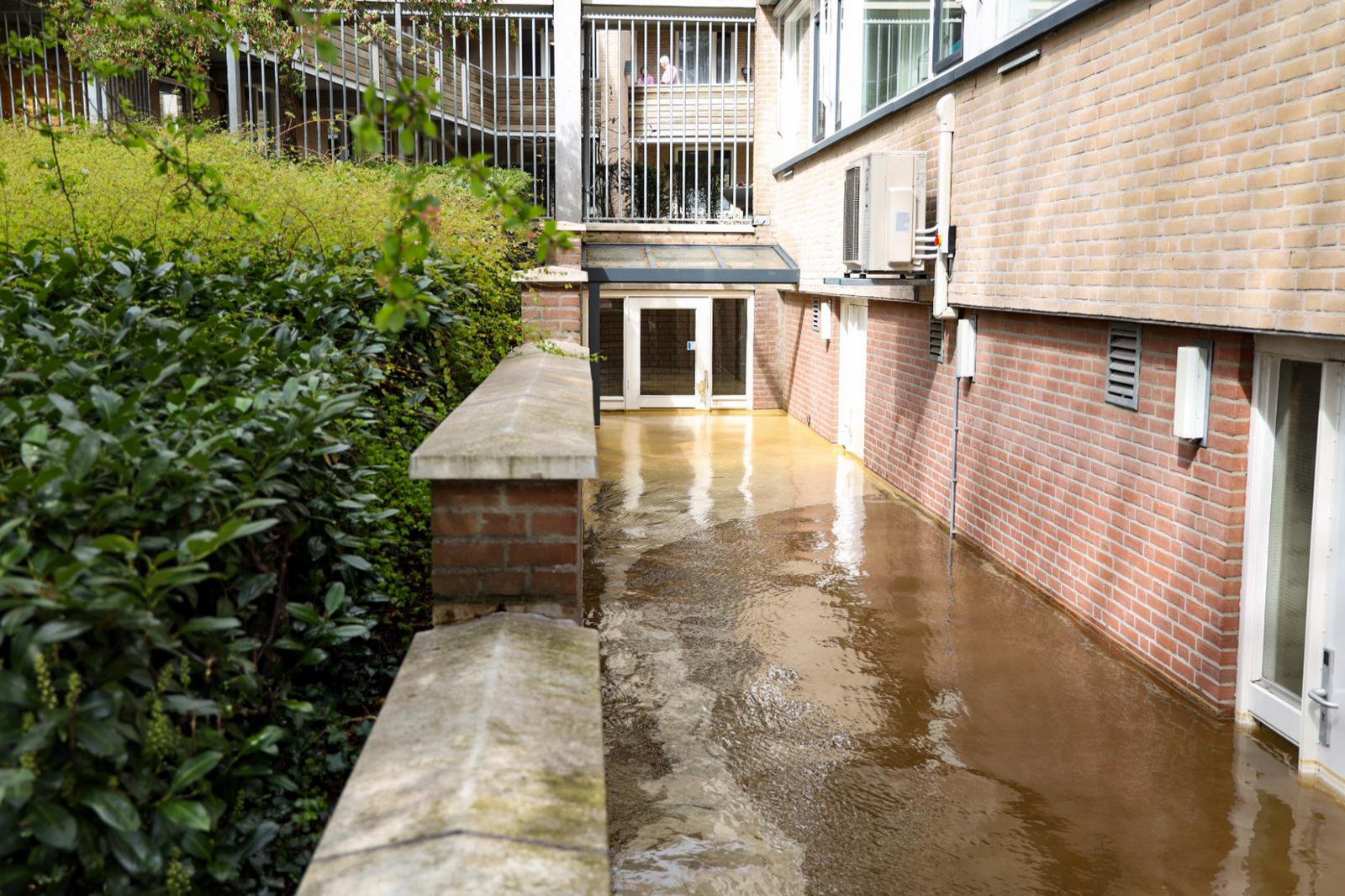 Grote waterleiding gesprongen: appartementencomplex stroomt vol
