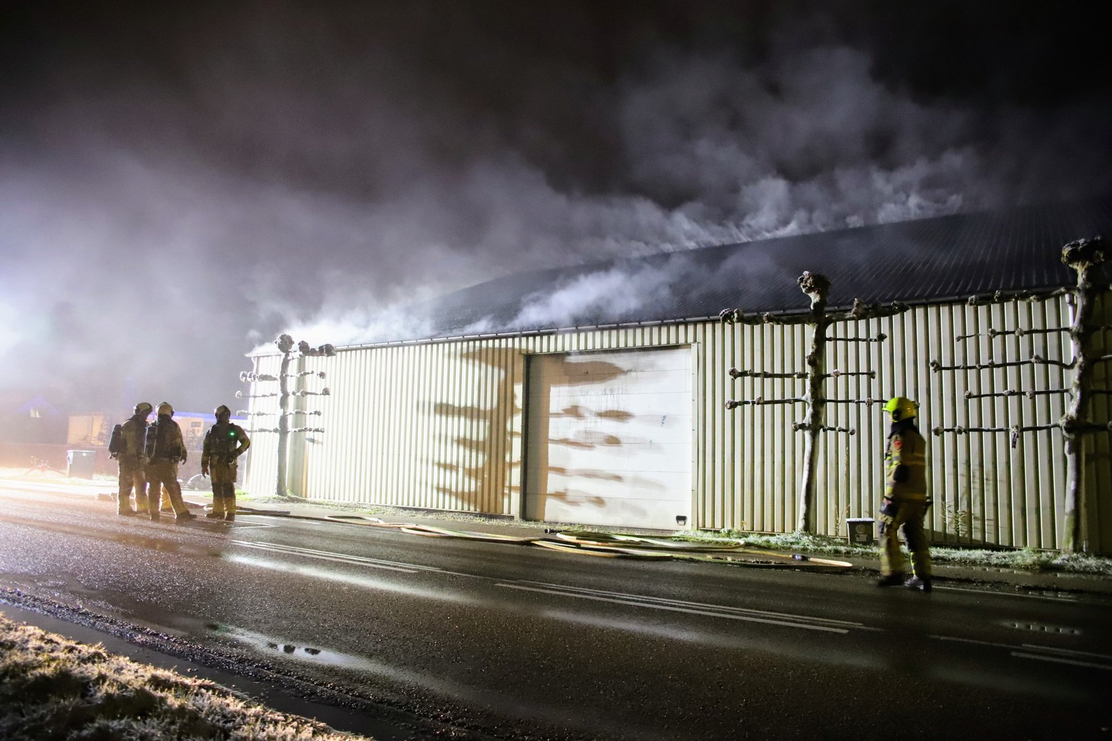Vrachtwagen in brand in een loods in Kesteren