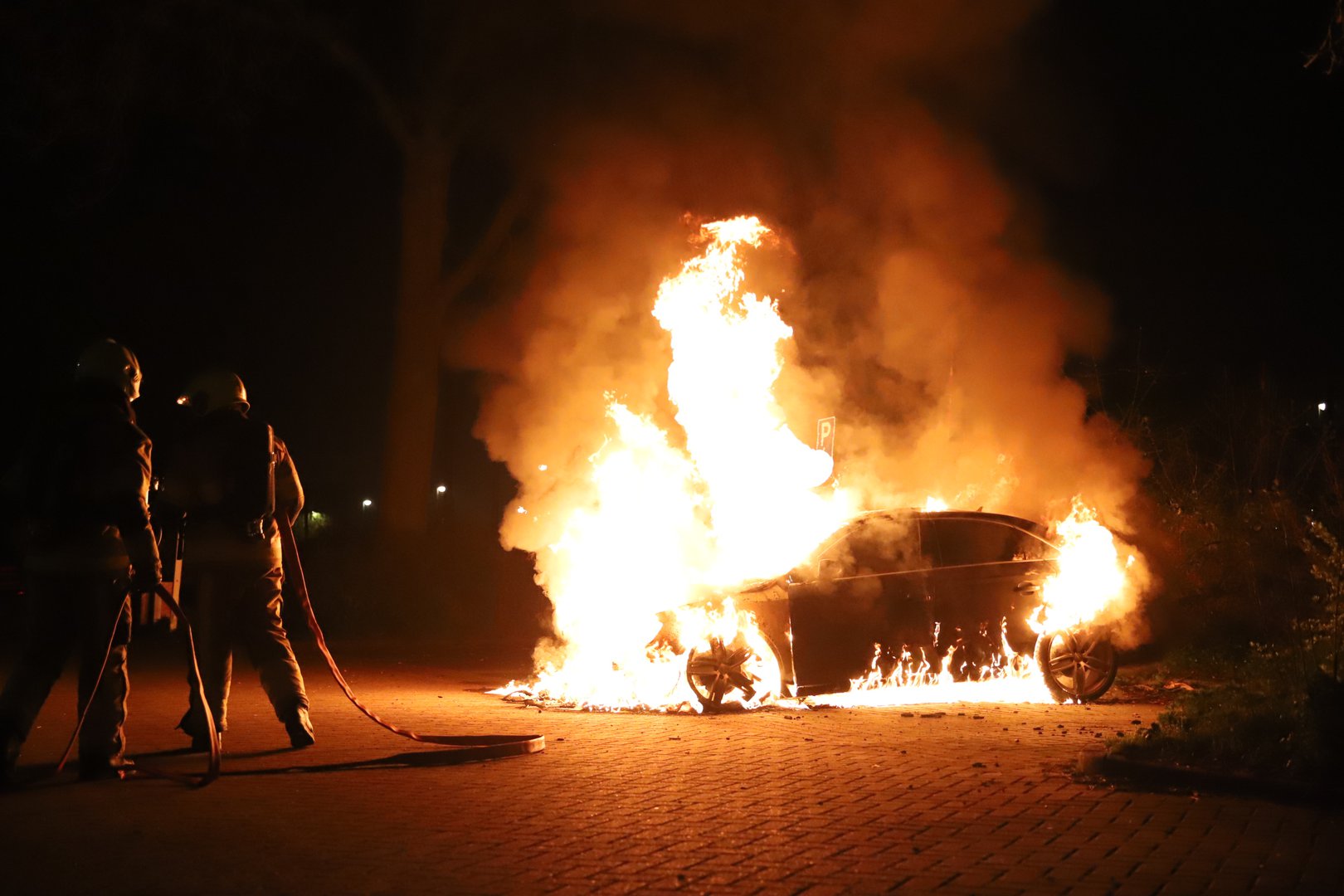 Auto volledig uitgebrand in Tiel