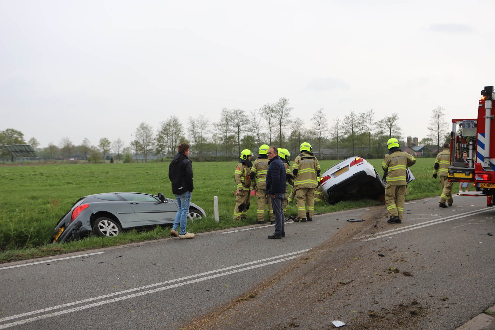 Inhaalmanoeuvre gaat fout, auto’s belanden in de sloot