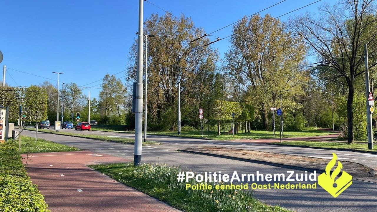 Jongen van zijn fiets getrokken en mishandeld in Arnhem