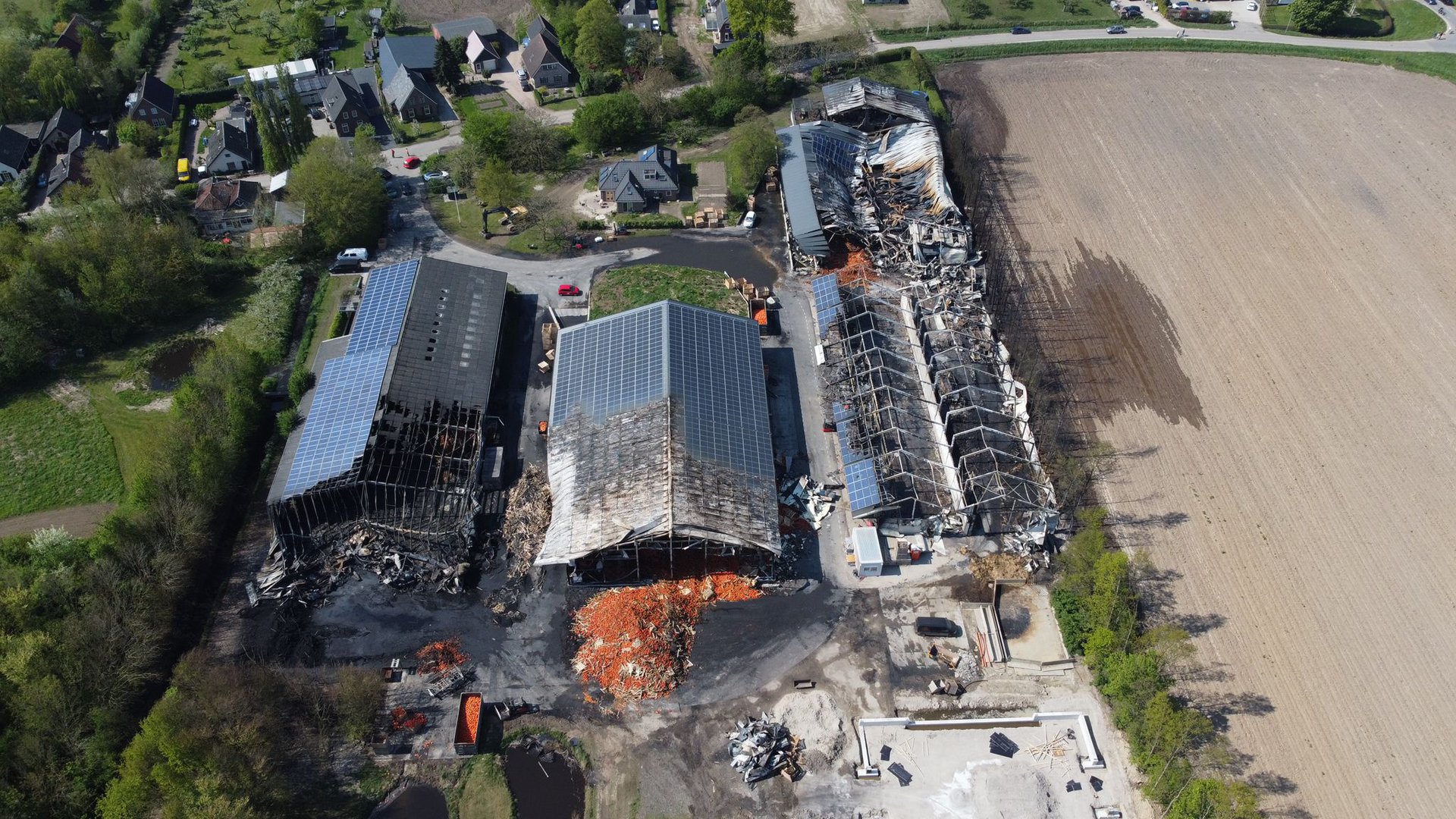 DRONEBEELDEN: Grote ravage na zeer grote brand in Erichem